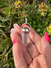 Load image into Gallery viewer, Quartz Vogel Pendant Set in Silver
