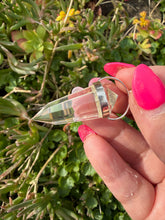 Load image into Gallery viewer, Quartz Vogel Pendant Set in Silver
