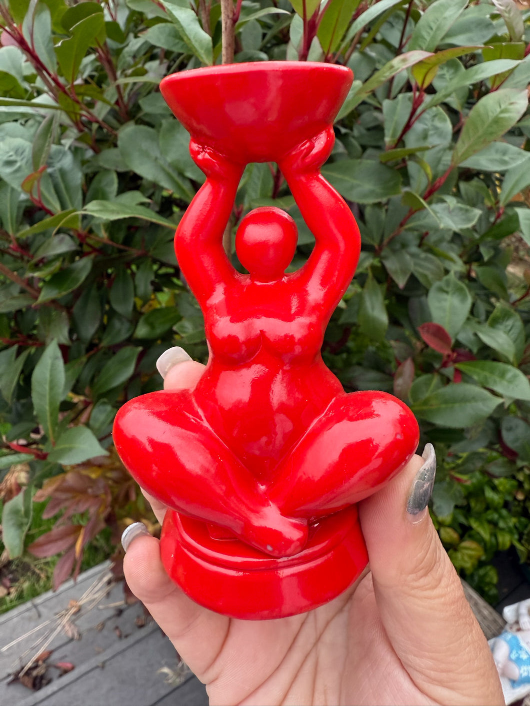 Sitting Lady Sphere Stand in Red