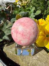 Load image into Gallery viewer, Glass Cube Glass Sphere Stand
