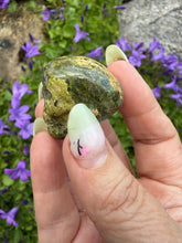 Load image into Gallery viewer, Unakite Pocket Skull Carving
