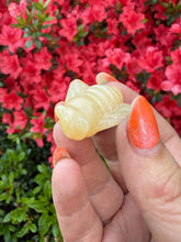 Load image into Gallery viewer, Calcite Bee Carving
