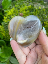 Load image into Gallery viewer, Druzy Agate Heart Carving
