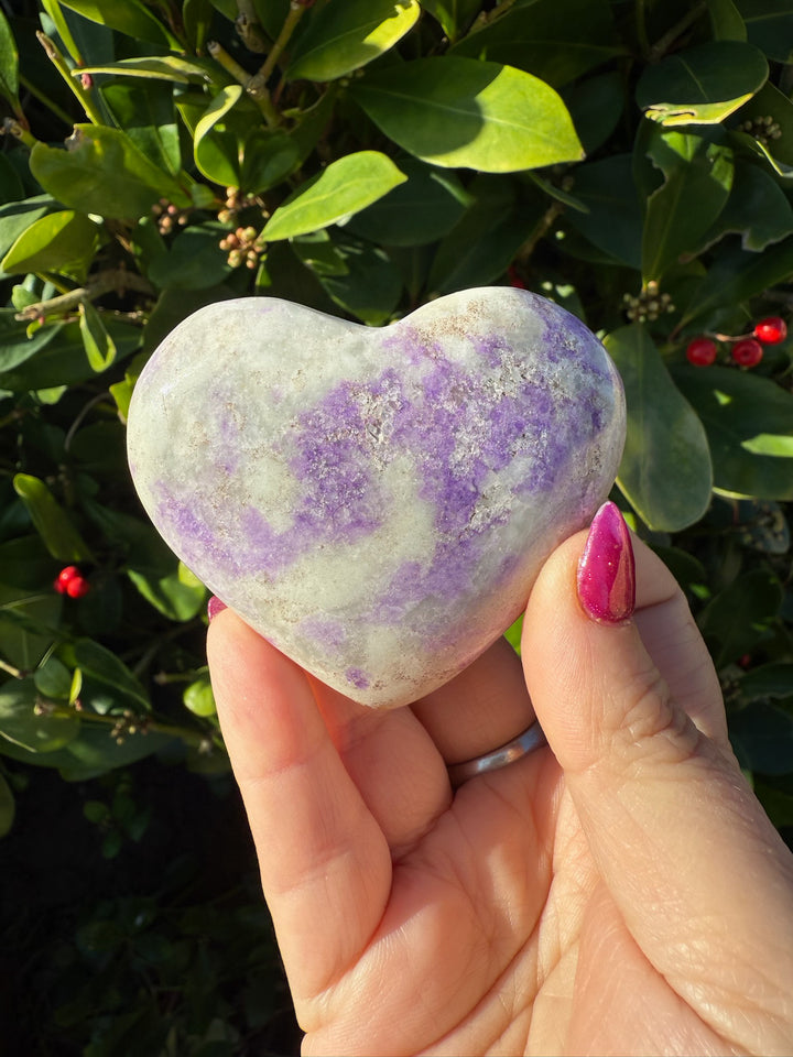 UV Reactive Hackmanite Heart Carving
