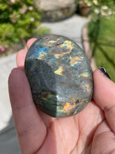 Load image into Gallery viewer, Labradorite Palmstone
