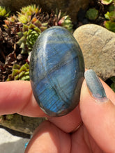 Load image into Gallery viewer, Blue Flash Labradorite Palmstone
