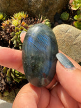 Load image into Gallery viewer, Blue Flash Labradorite Palmstone
