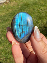 Load image into Gallery viewer, Blue Flash Labradorite Palmstone
