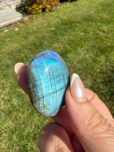 Load image into Gallery viewer, Blue Flash Labradorite Palmstone
