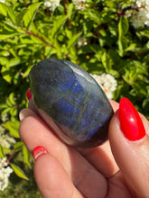 Load image into Gallery viewer, Blue Flash Labradorite Palmstone
