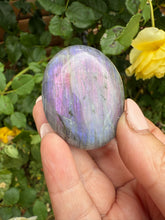 Load image into Gallery viewer, Purple Flash Labradorite Palmstone
