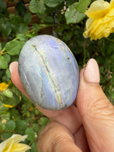 Load image into Gallery viewer, Purple Flash Labradorite Palmstone
