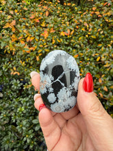 Load image into Gallery viewer, Snowflake Obsidian Palmstone
