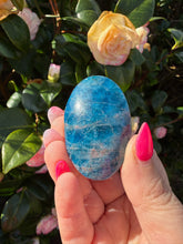 Load image into Gallery viewer, Gemmy Blue Apatite and Sunstone Palmstone
