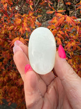 Load image into Gallery viewer, Moonstone Palmstone
