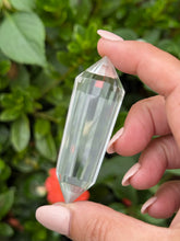 Load image into Gallery viewer, Clear Quartz Vogel with 24 Facets
