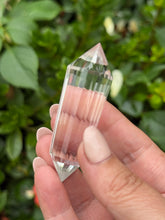 Load image into Gallery viewer, Clear Quartz Vogel with 24 Facets
