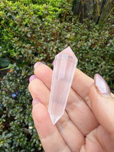 Load image into Gallery viewer, Rose Quartz Vogel with 12 Facets

