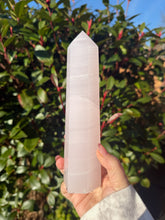 Load image into Gallery viewer, Uv Reactive Mangano Calcite Tower
