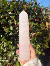 Load image into Gallery viewer, Uv Reactive Mangano Calcite Tower
